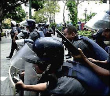 Esbirros chavistas impidiendo manifestación pacífica de estudiantes.