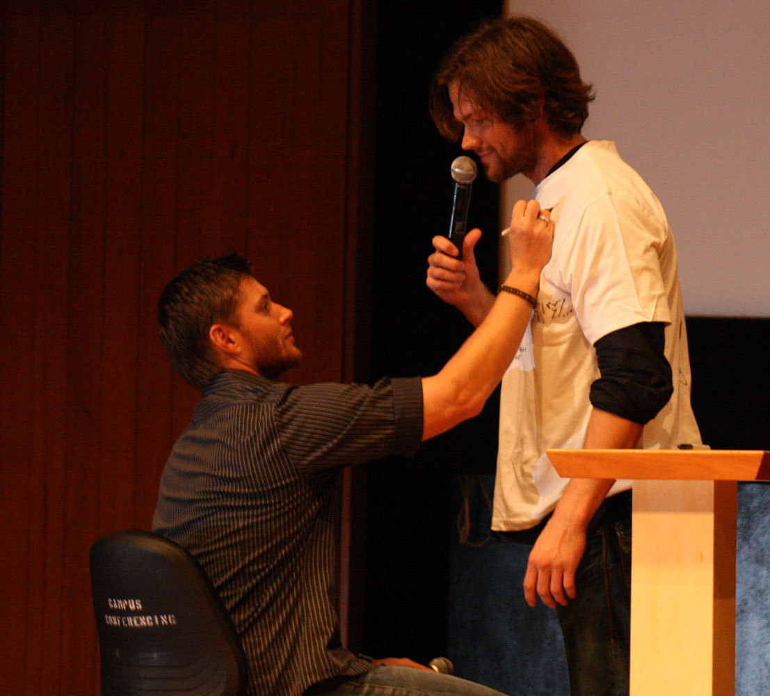 http://4.bp.blogspot.com/-HY1aB81eAZc/TitnpFpdiYI/AAAAAAAAAx8/di4fvqx5tMs/s1600/AHBL-Supernatural-OzCon-Sydney-jared-padalecki-and-jensen-ackles-6185978-1107-1000.jpg