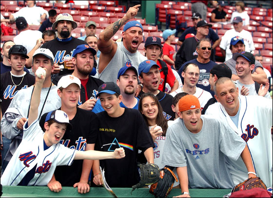 Mets fans cheer Pedro