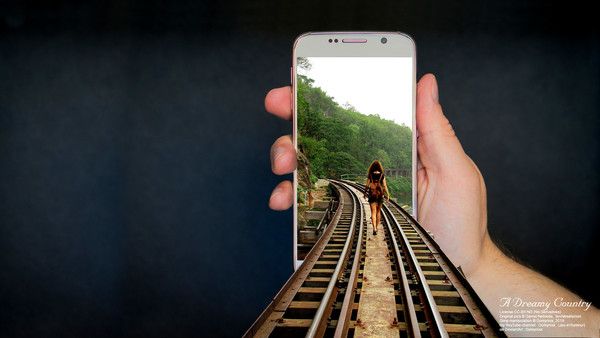 Impossible Image, smartphone et train. 19020.