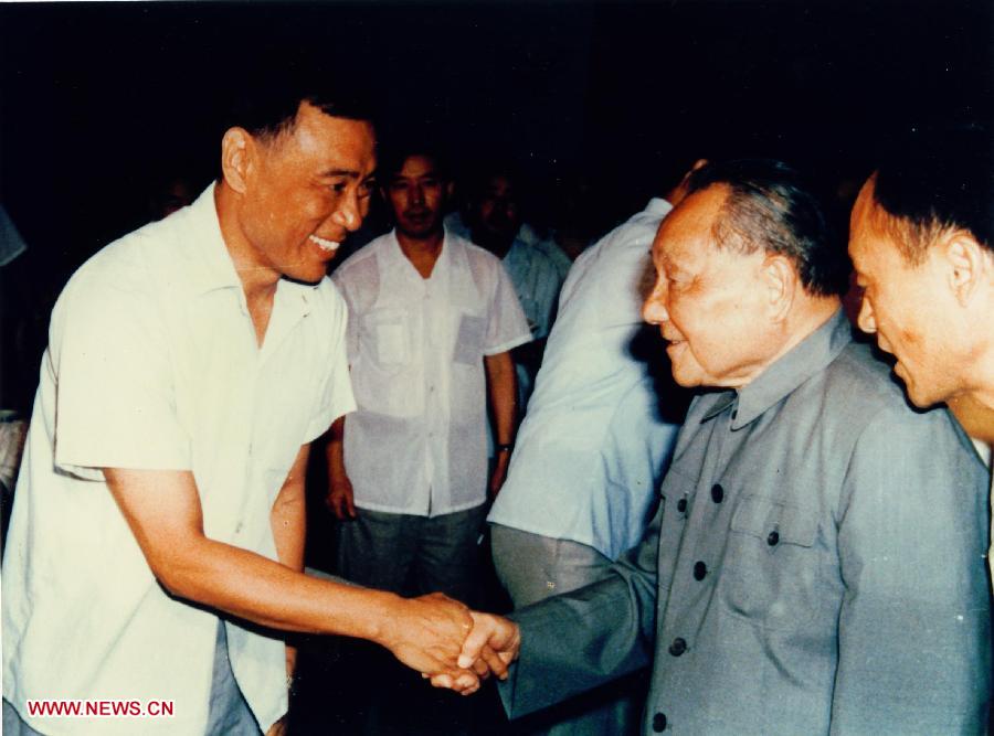 File photo taken in 1987 shows Wang Xiaomo (L), who was then one of the 14 young and middle-aged experts making special contributions to the country, shaking hands with late Chinese leader Deng Xiaoping (2nd R) in Beidaihe, north China's Hebei Province. Radar engineer Wang Xiaomo won China's top science award on Friday. Wang, 74, is a Chinese Academy of Engineering (CAE) member who has been engaged in the research and design of radar for the past 30 years. He is regarded as "father" of airborne warning and control systems in China. (Xinhua) 

