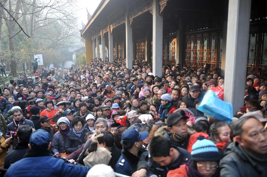 The Lingyin Temple is crammed with people who swarms to get free Laba porridge in Hangzhou, capital of east China's Zhejiang Province. The Lingyin Temple distributed porridge for free on Jan. 19, the eighth day of the 12th lunar month or the day of Laba Festival. This charitable act, however, attracted numerous people and caused transitory disorder. No people got injured. (Xinhua/Huang Zongzhi) 

