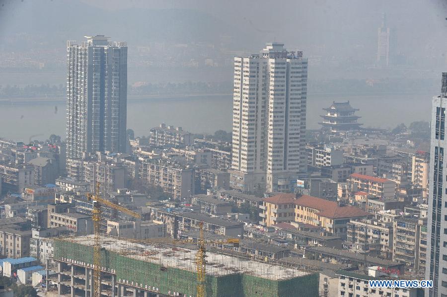 Buildings are shrouded by fog in Changsha, capital of central China's Hunan Province, Jan. 27, 2013. Local meteorological observatory issued a yellow alert for heavy fog on Sunday. (Xinhua/Long Hongtao) 

