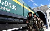 Policemen guard Qinghai-Tibet Railway
