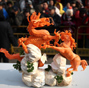 Turnip sculptures amaze tourists in Qingdao
