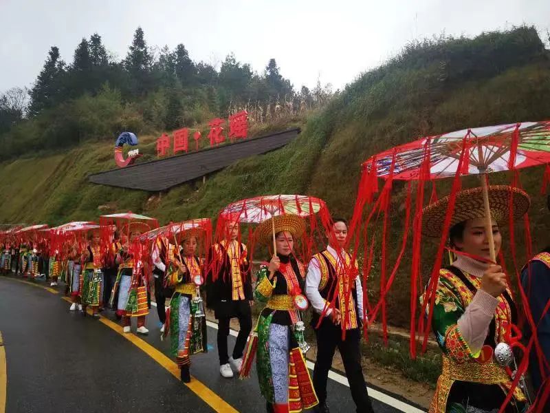 éšç€ç‰¹è‰²äº§ä¸šå‘å±•ï¼Œç¾¤ä¼—æ”¶å…¥ç¨³æ­¥æé«˜ï¼ŒèŠ±ç‘¶æ—é’å¹´ç”·å¥³è„±å•çŽ‡ä¹Ÿéšä¹‹æå‡ã€‚å•ä½ä¾›å›¾