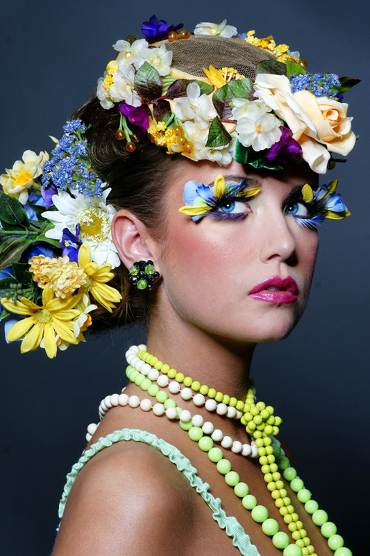 femme avec des fleurs