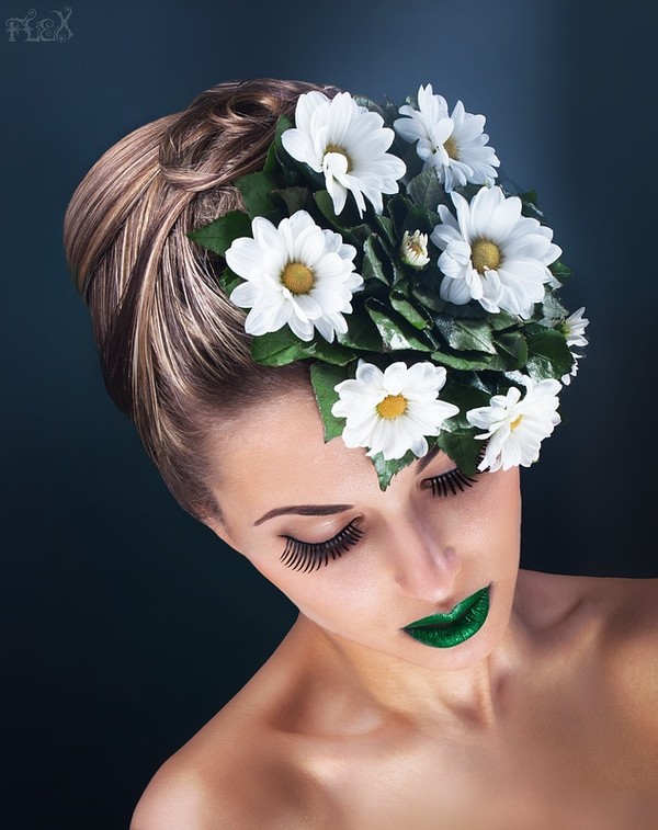 femme avec des fleurs