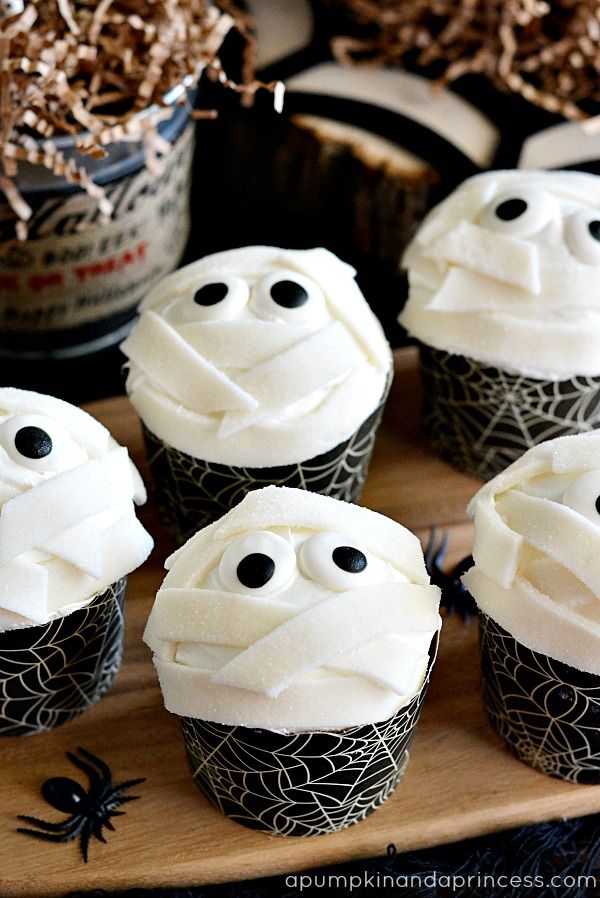 "Mummy" Cupcakes http://apumpkinandaprincess.com/2013/10/halloween-treats-kids.html