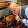 Andrew Zimmern kuÅ¡a najbizarniju hranu koju moÅ¾ete zamisliti!