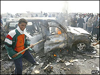 Iraqis surround burnt-out car in Falluja