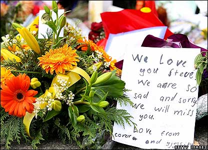 Note and flower tribute to Steve Irwin