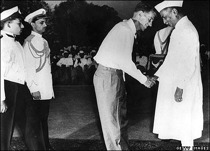 Indian President Rajendra Prasad giving Sir Edmund a medal