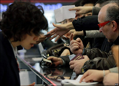 People attempt to buy airline tickets at Hongqiao Airport in Shanghai, China (30/01/2008)