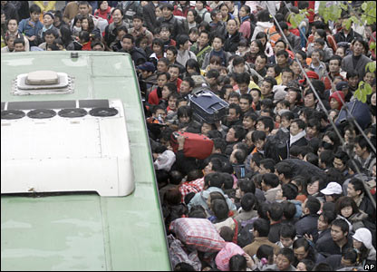 Passengers rush into a bus which will take them to the Guangzhou Railway Station, China (30/01/2008)