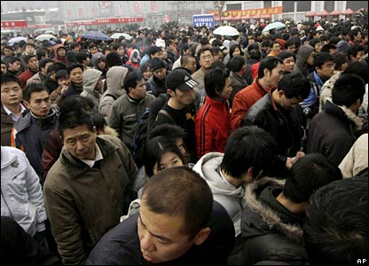 People queue to buy train tickets at Shanghai train station, China (30/01/2008)