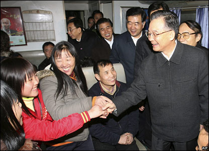 Chinese Premier Wen Jiabao talks with passengers at Guangzhou railway station, southern China (30/01/2008)