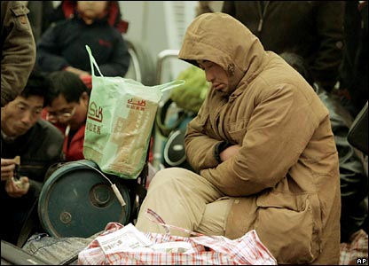 Passengers wait for their trains outside Shanghai Station, China (30/01/2008)