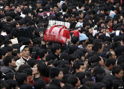 Travellers gather at Guangzhou train station, southern China (30/01/2008)