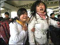 Two distressed passengers at Guangzhou railway station on 3 February 2008