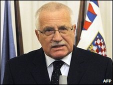 Czech President Vaclav Klaus briefs the media in Prague after signing the Lisbon Treaty, 3 November 2009