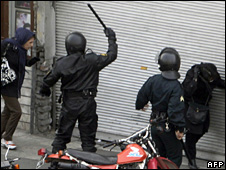 Iranian police surround opposition supporters in Tehran (27 December 2009)