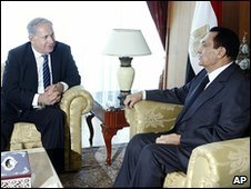 Isralei Prime minister Benjamin Netanyahu (l), Egypt's President Hosni Mubarak (r)