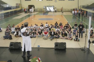 Publico atento para a palestra e dança