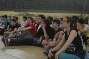 Publico atento para a palestra e dança