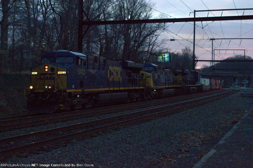 CSX ES40DC 5423 leads Q034-10