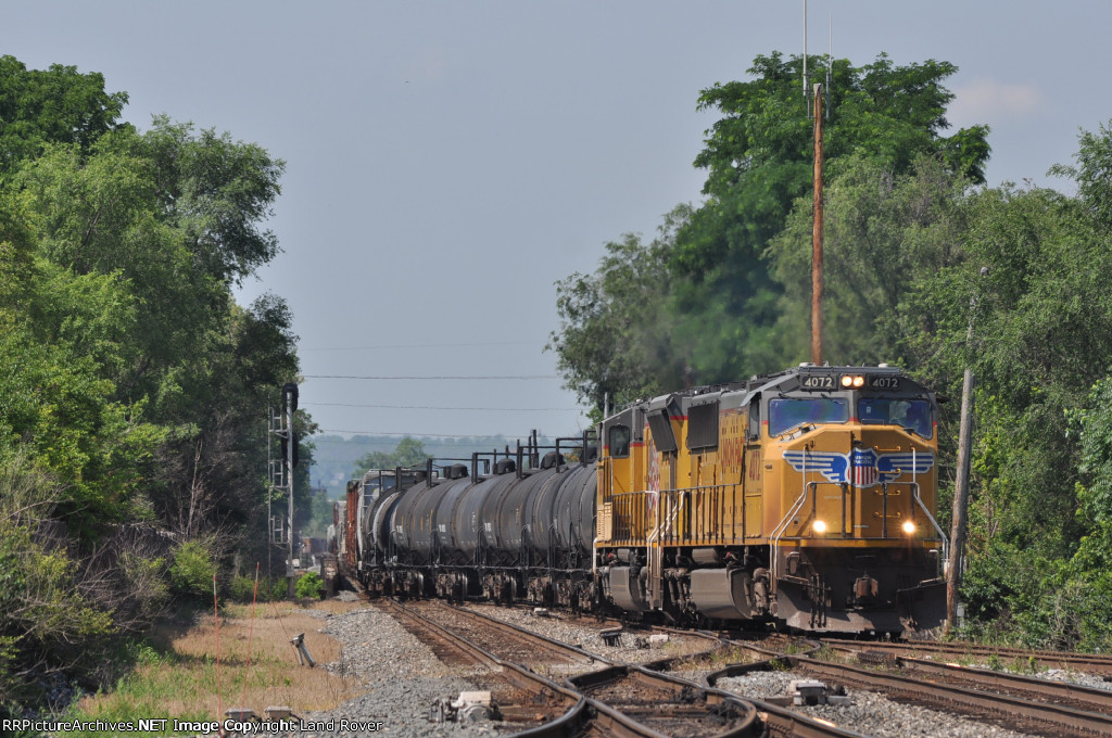 UP 4072 On NS 174 Westbound