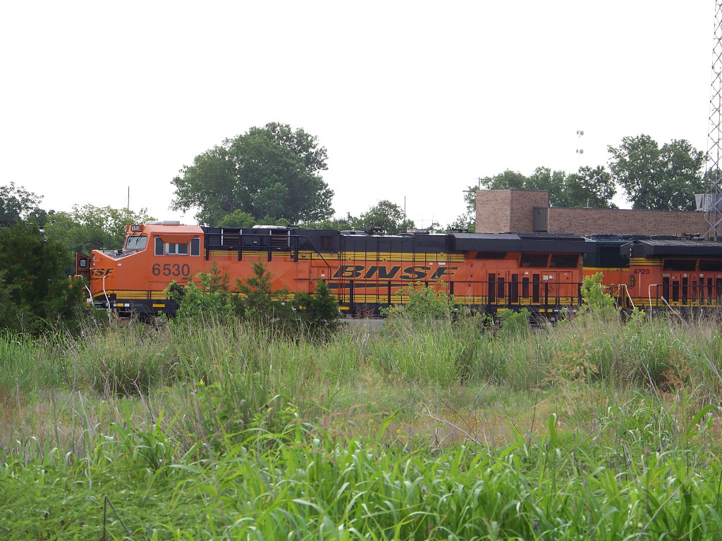 BNSF ES44C4 6530