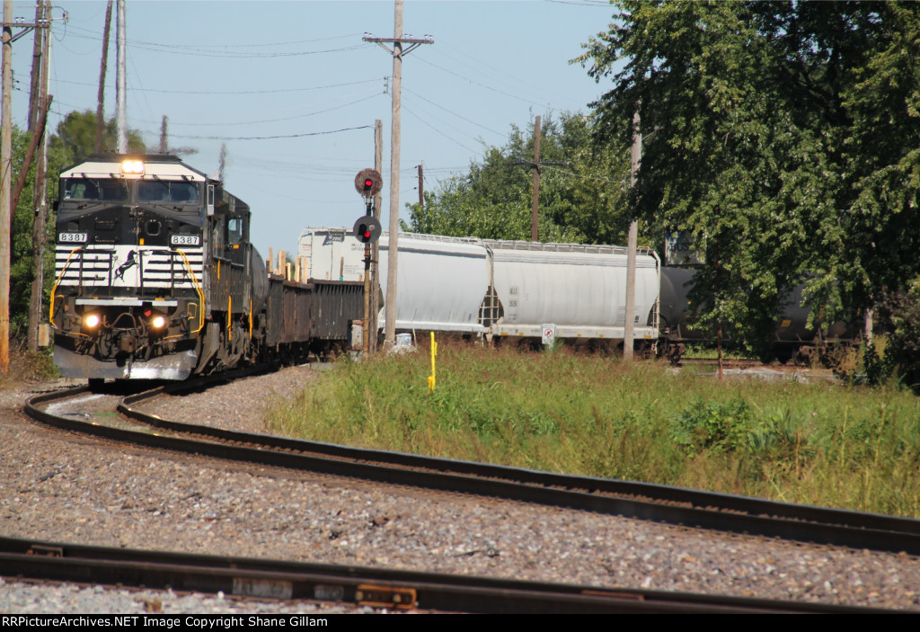 NS 8387 Swings onto the Alton and Southern main.