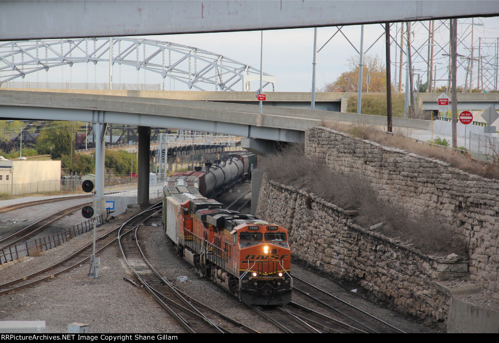 BNSF 7400 Leads a NTWKCK out of the Gooseneck.