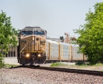 A UP autorack train rounds the bend