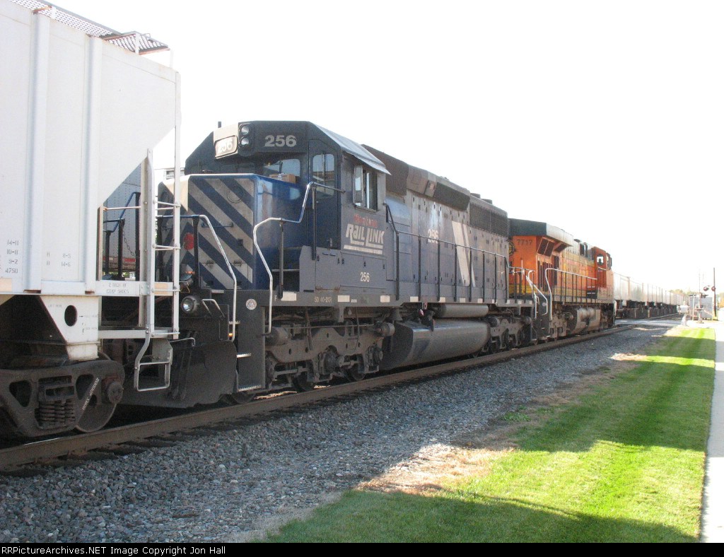 MRL 256 following BNSF 7717