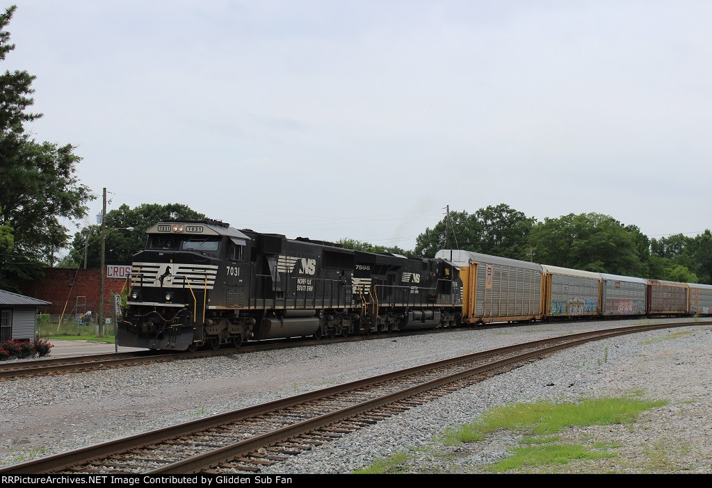 NS 7031 holds EB autorack