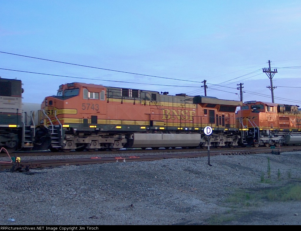 BNSF 5743