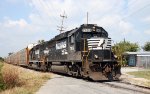 NS 7109 & 7111 lead autoracks to the port