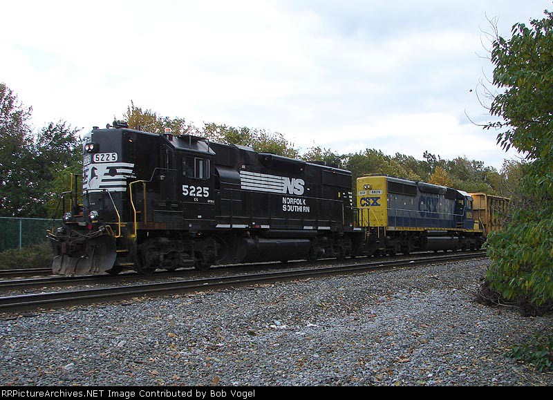 NS 5225 & CSX 8829