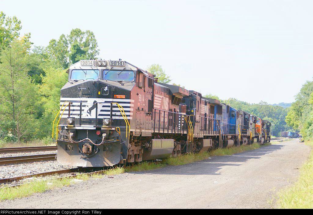 NS & BNSF power on old main 4