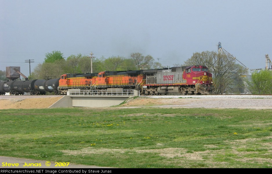 BNSF 786,4024,4128 Q502