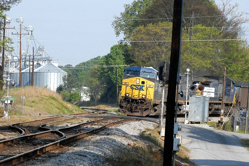 digging in on the curve in newberry n366-11 is about to pass the switch onto the ns v line where p65 picks up its chips for canton nc paper mill