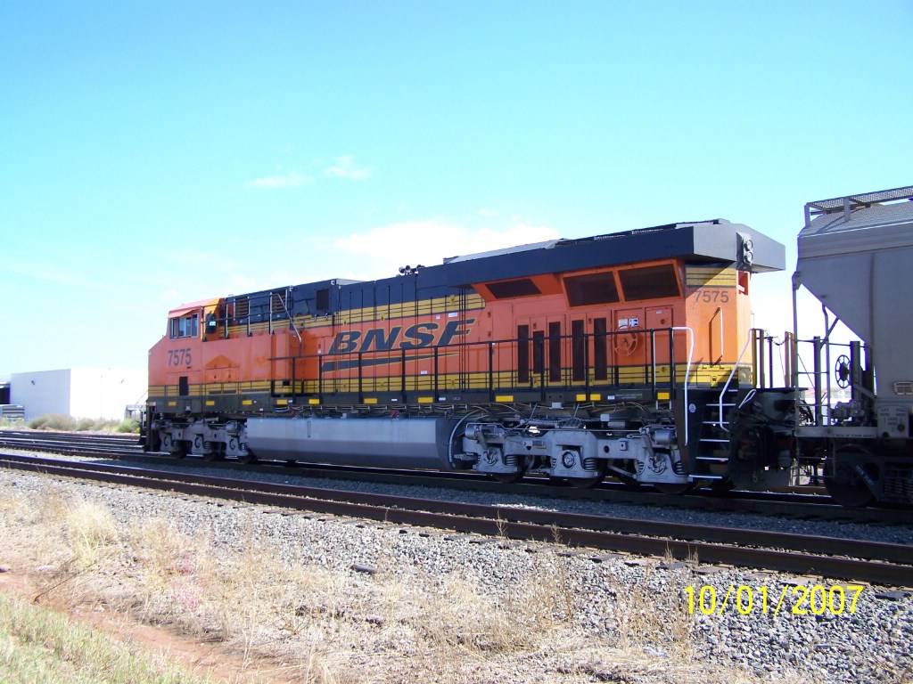 BNSF ES44DC 7575