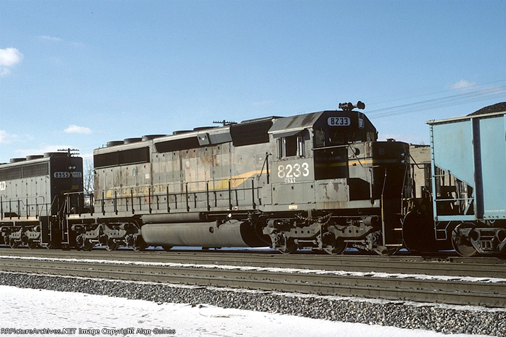 CSX SD40-2 8233