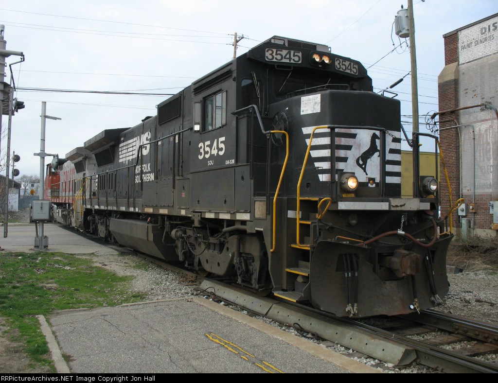 NS 3545 & BNSF 548 heading down the west leg of the wye