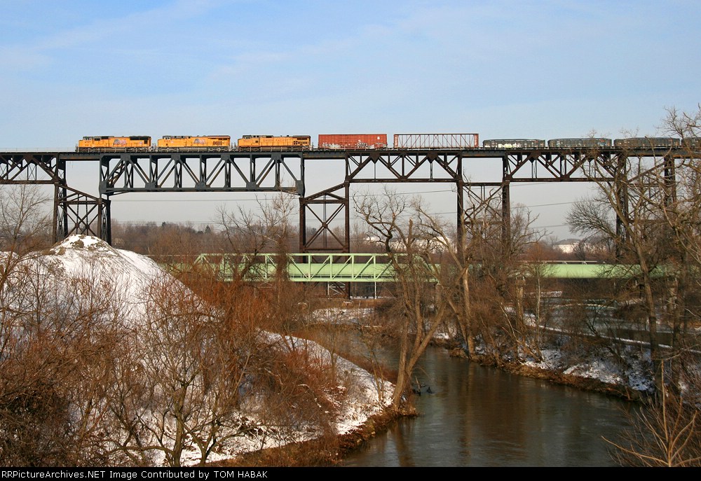 UP 4737 on CSX Q351-17