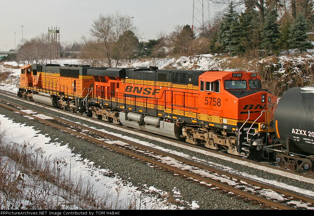 BNSF 5758 on CSX Q381-17