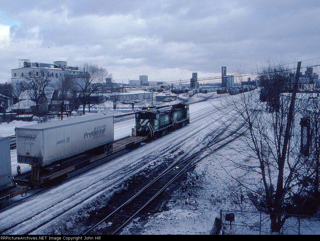 1387-32 Eastbound BN intermodal transfer approaches Union Yard