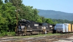 NS 8766, 8433 and yard crew start to work